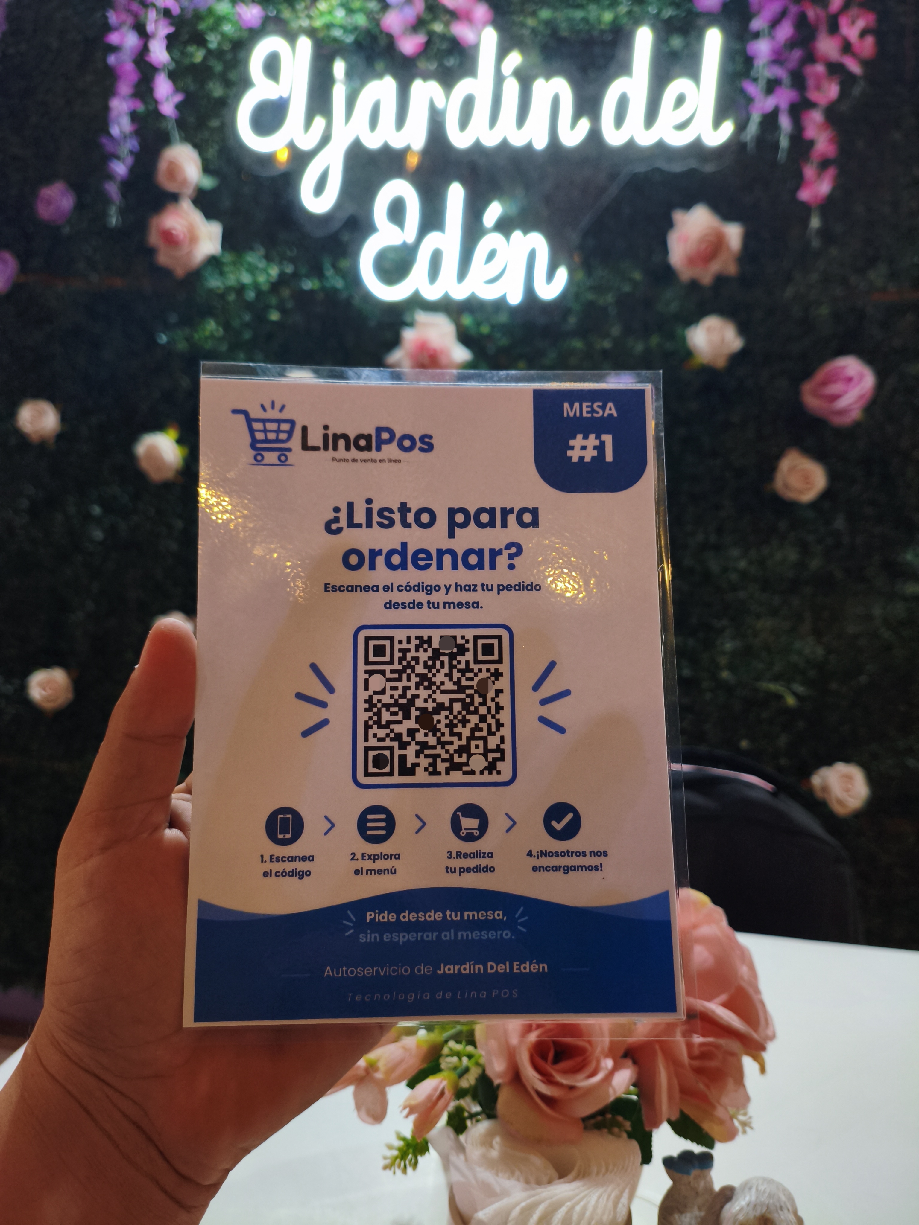Cliente realizando un pedido desde su mesa mediante código QR